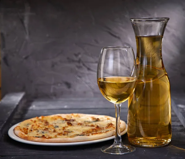 Copa Vino Decantador Con Vino Blanco Frío Pizza Sobre Fondo — Foto de Stock