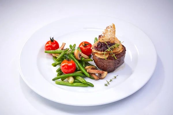 白い皿に野菜とステーキ クローズ アップ — ストック写真
