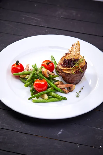 白い皿に野菜とステーキ クローズ アップ — ストック写真