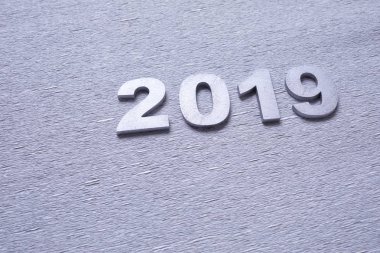 Gümüş numaraları numarası 2019 açık gri arka plan, yakın çekim şekillendirme 