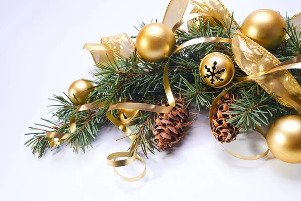 Ramo Árvore Natal Com Bolas Douradas Fitas Com Cones Pinho — Fotografia de Stock