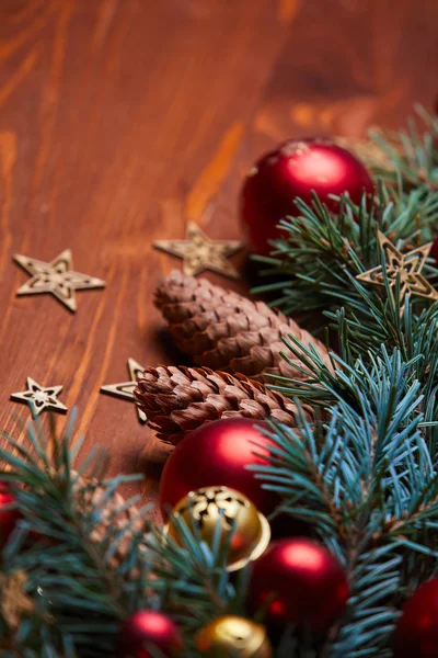 マツ円錐形で赤と金色のボールでクリスマス リース — ストック写真