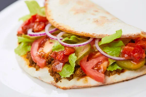 Sandwich Wrap Med Kött Och Grönsaker Vit Platta Närbild — Stockfoto