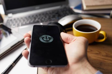 iş kavramı ile modern smartphone ofiste holding erkek eller