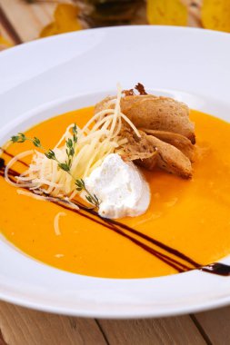 kabak kremalı çorba beyaz plaka, yakın çekim  