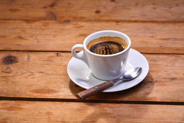 Kahve ahşap arka plan üzerinde yakın çekim 