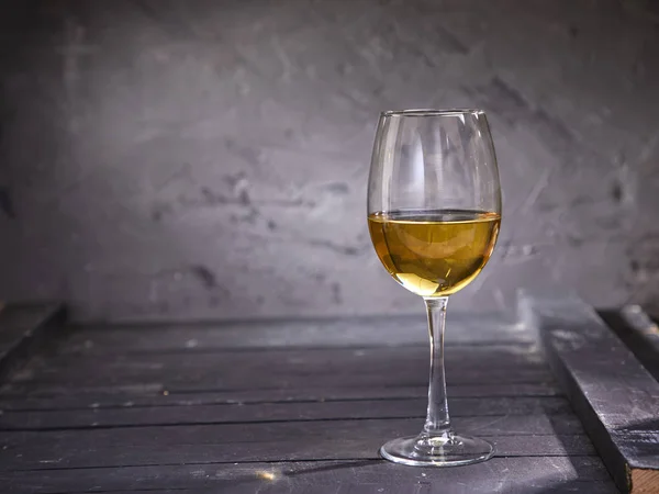 在酒杯的冷白葡萄酒在木背景 — 图库照片