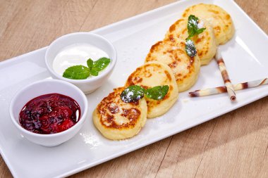 süzme peynir krep beyaz tabakta yakın çekim 