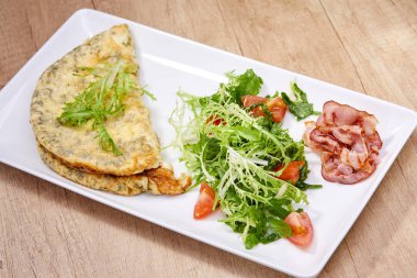 omlet beyaz tabakta salata ile yakın çekim 