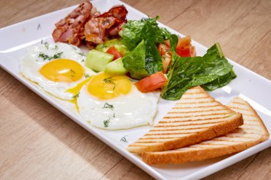 Beyaz tabakta lezzetli breakfast yakın çekim 