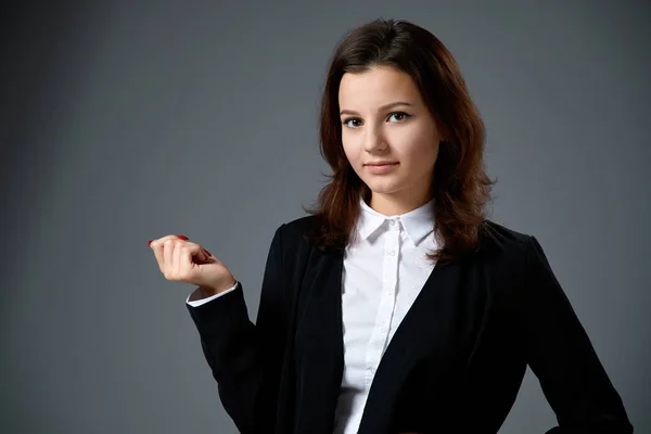 Portret Van Mooie Jonge Vrouw Dragen Witte Shirt Poseren Een — Stockfoto