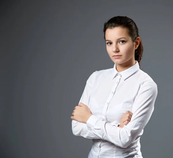 Porträtt Vacker Ung Kvinna Som Bär Vit Skjorta Poserar Grå — Stockfoto