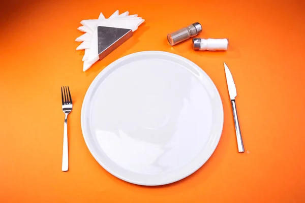 Assiette Vide Avec Fourchette Couteau Sur Fond Orange Gros Plan — Photo