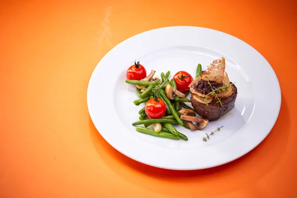 Steak Mit Gemüse Auf Weißem Teller Nahaufnahme — Stockfoto