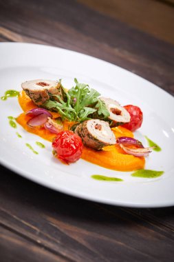 doldurulmuş tavuk fileto beyaz tabakta yakın çekim 