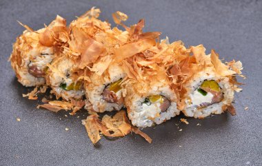 Suşi gri arka plan üzerinde yığını yakın çekim 