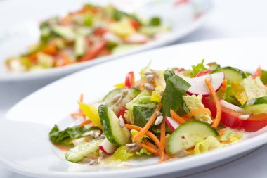 Beyaz tabakta taze salata yakın çekim 