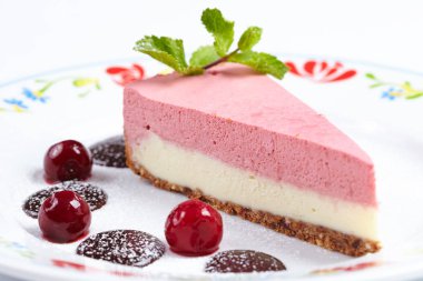 Beyaz tabakta lezzetli peynirli kek yakın çekim 