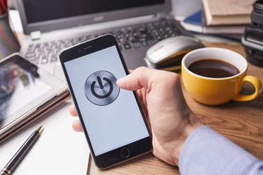 güç düğmesi Office modern smartphone ekranında iterek erkek el ile iş kavramı