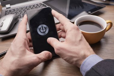 iş kavramı ile modern smartphone ofiste holding erkek eller