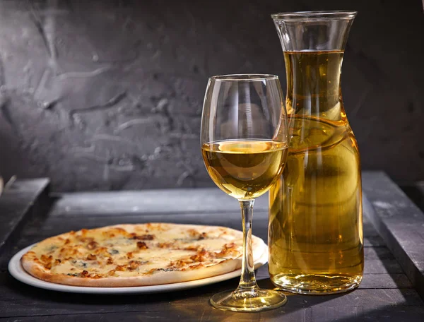 Copa Vino Decantador Con Vino Blanco Frío Pizza Sobre Fondo — Foto de Stock