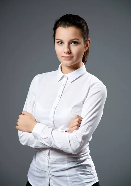 Portrét Krásné Mladé Ženy Nosit Bílou Košili Pózování Šedém Pozadí — Stock fotografie