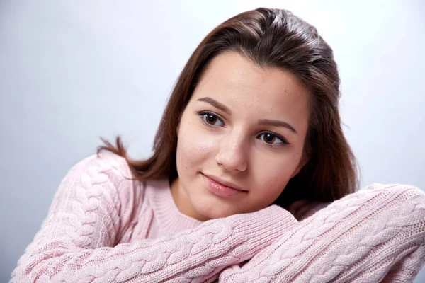 Retrato Bela Jovem Mulher Vestindo Suéter Posando Fundo Cinza — Fotografia de Stock