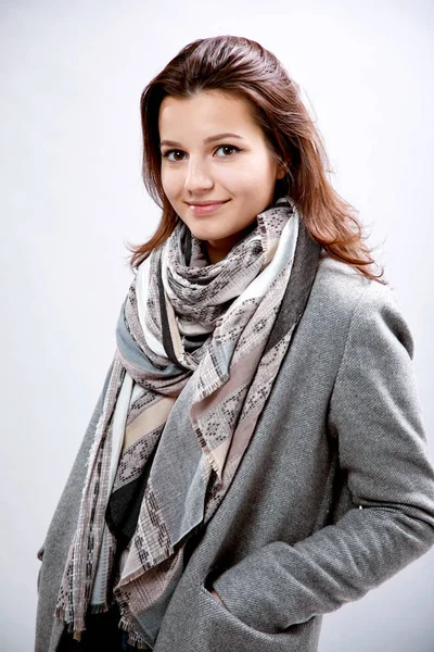 Retrato Una Hermosa Mujer Joven Con Bufanda Abrigo Posando Sobre —  Fotos de Stock