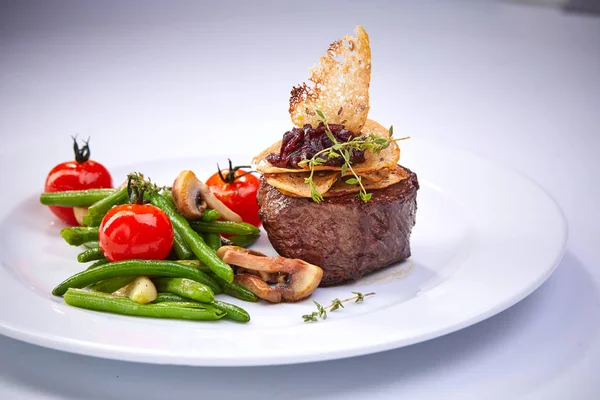 Steak Mit Gemüse Auf Weißem Teller Nahaufnahme — Stockfoto