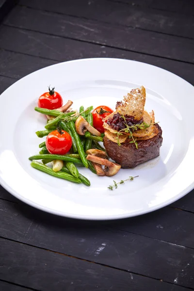 Steak Mit Gemüse Auf Weißem Teller Nahaufnahme — Stockfoto