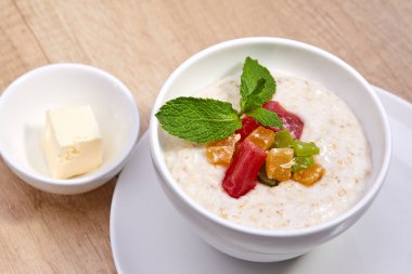 Kahvaltı ile yulaf lapası beyaz kase, yakın çekim 