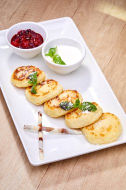 süzme peynir krep beyaz tabakta yakın çekim 