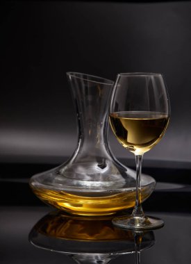 soğuk beyaz şarap kadehinin ve sürahi gri arka plan üzerinde yakın çekim  