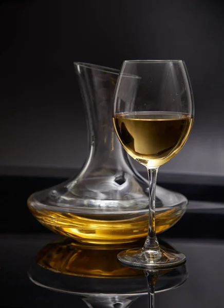 Vin Blanc Froid Verre Vin Carafe Sur Fond Gris Gros — Photo