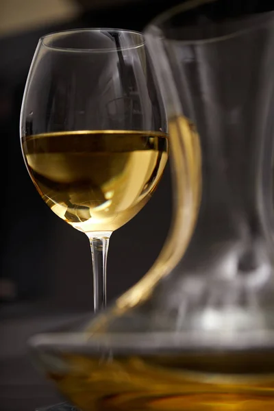 Zimne Białe Wino Wiwaty Karafki Szarym Tle Zbliżenie — Zdjęcie stockowe