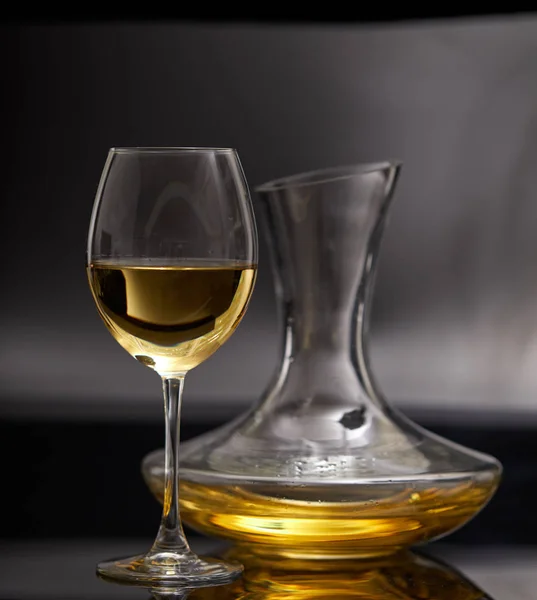 Vino Bianco Freddo Bicchiere Vino Decanter Fondo Grigio Primo Piano — Foto Stock