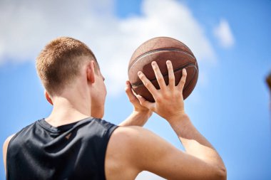 açık basketbol oynarken topu tutan adam