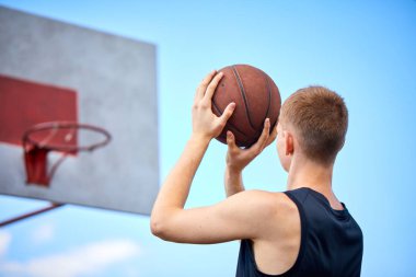 açık basketbol oynarken topu tutan adam