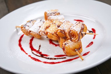 Beyaz plaka ile sopa, tatlı yakın çekim 