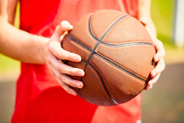 Vista Cercana Del Hombre Sosteniendo Baloncesto Las Manos —  Fotos de Stock