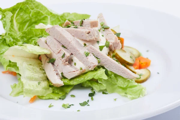 Salade Met Kip Witte Plaat Close — Stockfoto