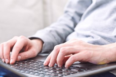 Erkek el tipik dizüstü klavye üzerinde yakın çekim 