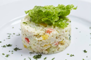 pirinç beyaz tabakta sebze ile yakın çekim 