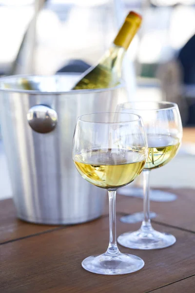Paar Weingläser Und Eimer Mit Weißweinflasche Auf Jacht — Stockfoto