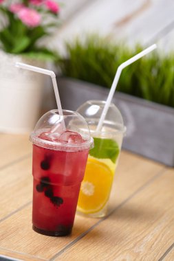 Ahşap masa taze lezzetli yaz içecekler
