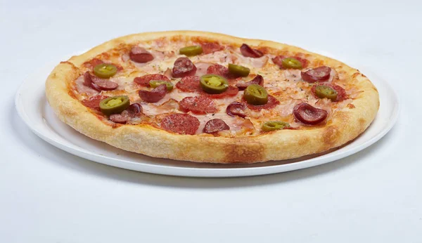 Välsmakande Pizza Vit Platta Närbild — Stockfoto