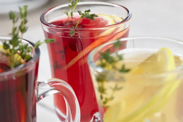 レモン スライスとおいしい冬の飲み物のホット クローズ アップ — ストック写真