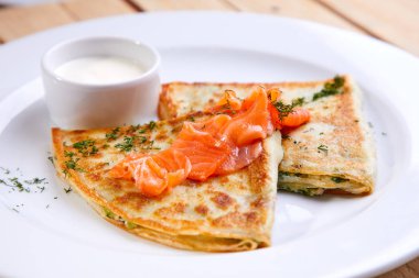 Krep beyaz tabakta somon ile yakın çekim 