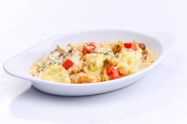 tavuk beyaz tabakta patates püresi ile yakın çekim 