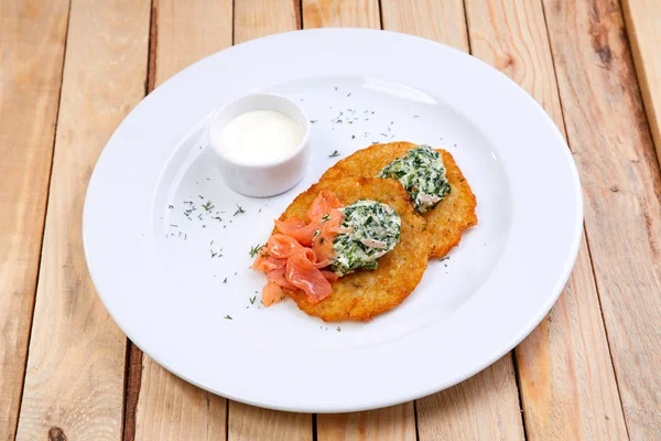 Kartoffelpuffer Mit Lachs Auf Weißem Teller Nahaufnahme — Stockfoto